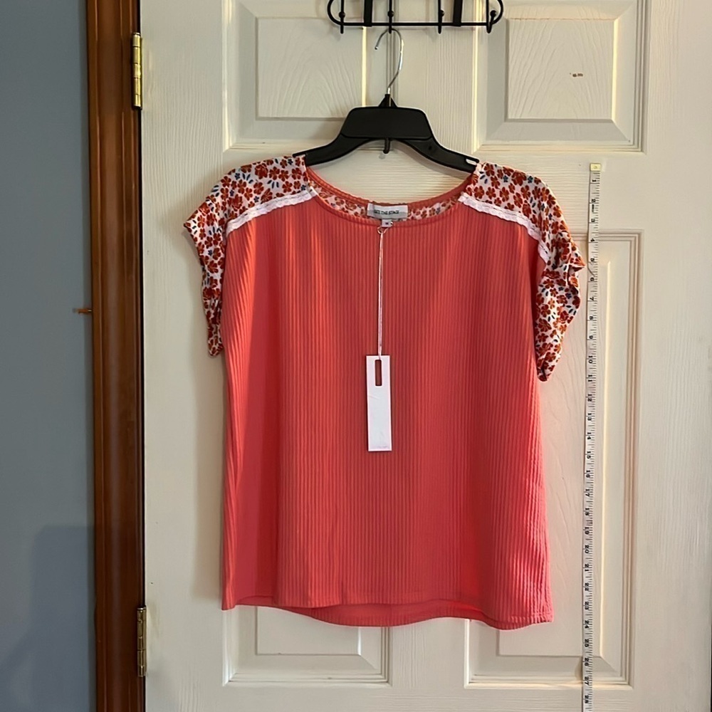NWT-set the stage-M-coral-ribbed, floral pattern, lace detail, top/shirt/blouse.